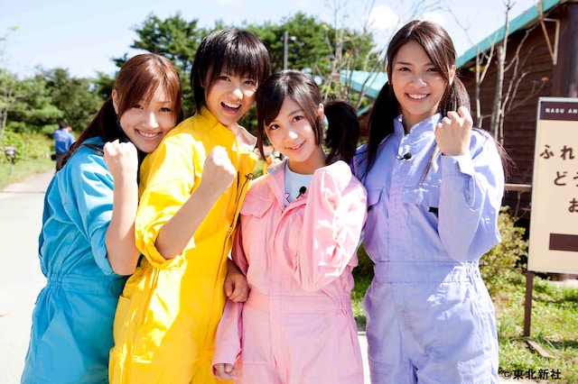 ウロウロと動き回る動物たちの体温を測ったり、糞の状態で健康状態をチェックしたりと、過酷な飼育作業を体験した4人。写真左から松原夏海、宮澤佐江、小野恵令奈、秋元才加。