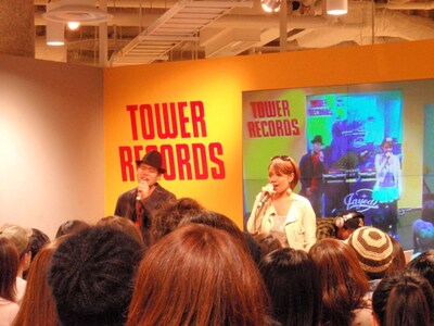 「久しぶりに大阪に帰ってきたんですけれども、やっぱりたこ焼きは最高ですね。将来はサイドビジネスでたこ焼きとか大阪の味を広めたいなと思いました」と語り会場の笑いを誘ったJAY'ED（写真左）。