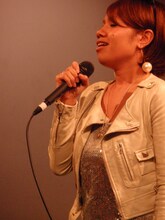 熱唱するEMI MARIA。メジャーデビュー曲「One Way Love」は10月21日よりPC配信がスタート。