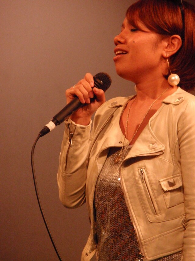 熱唱するEMI MARIA。メジャーデビュー曲「One Way Love」は10月21日よりPC配信がスタート。