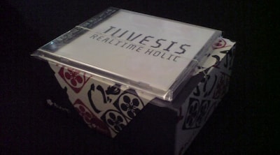 ゆべし付きアルバム「I'M REAL TIME 中毒」。アルバム本体よりもゆべしの箱が大きいのが特徴だ。