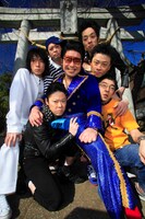 皆川猿時（写真中央）