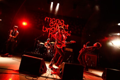 途中で自らの暴走トークに歯止めが利かなくなり「どうしたらいいのかわからない……」と呟いた桃野（写真中央）。しかし演奏中は、瀧谷、出口、松下とともに渾身のパフォーマンスでオーディエンスを圧倒した。