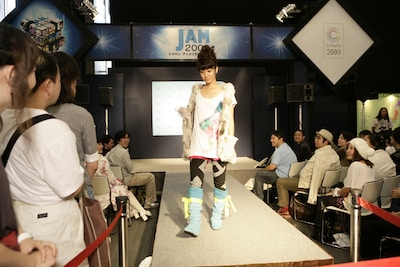 モデルになることを運命付けられていたかのように堂々としたウォーキングを見せるSaori@destinyに観客の視線が集中。会場にいた関係者からは絶賛の声が寄せられた。