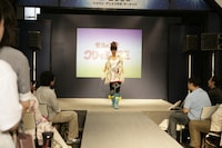 シュッとしたポーズで花道を歩くSaori@destiny。