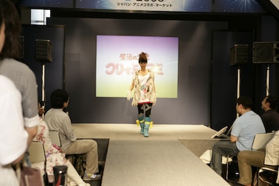 シュッとしたポーズで花道を歩くSaori@destiny。