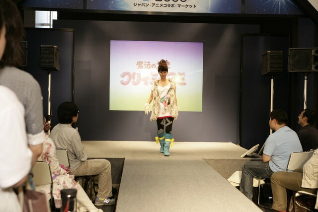 シュッとしたポーズで花道を歩くSaori@destiny。