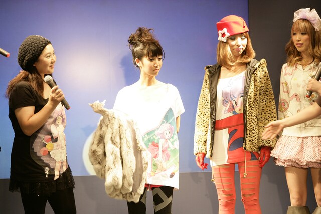 この秋は「ジャパン・アニメコラボ・マーケット2009」でモデルデビューを果たしたSaori@destiny（写真左から2番目）。