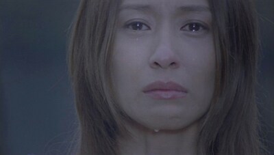 美しい涙でDEENの最新バラード「Negai feat.ミズノマリ」の持つ切なさを表現する女優、水野美紀。