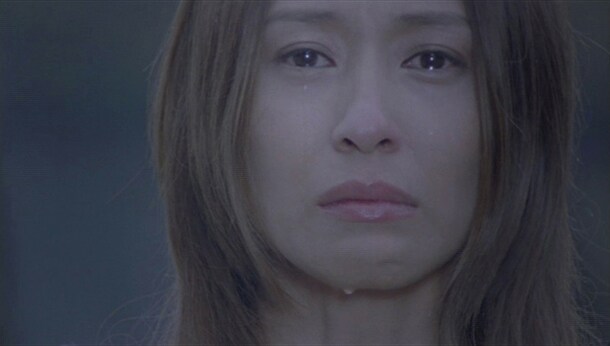 美しい涙でDEENの最新バラード「Negai feat.ミズノマリ」の持つ切なさを表現する女優、水野美紀。