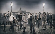 1999年実施の「天皇陛下御即位十年をお祝いする国民祭典」ではYOSHIKI（X JAPAN）が奉祝曲「Anniversary」を御前演奏した。ちなみに今回式典に出席する松崎しげるは、10年前にも登場している（写真はEXILE）。