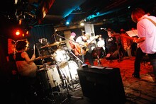 最近ではドラマー・石橋英子のソロアーティストとしての活躍も目覚ましいPANICSMILE。来年度からの活動内容がどうなるのか、続報に注目しておこう。