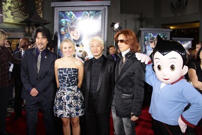 ファン2000名、媒体90社に囲まれ記念撮影。YOSHIKIはコルセットを付けた状態でレッドカーペットに現れた。映画でのコラボは実現しなかったが、会場ではATOMとYOSHIKIがついに接触。