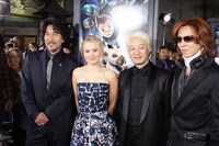 クリステン・ベル（写真左から2番目）はアトムの友達となるキャラクター、コーラの声を演じている。