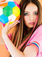 「クレヨンしんちゃん」が大好きというベッキー♪♯。もし番組に出演するとしたらどんな役がいいかという質問に対し、「偽しんちゃんとして出たいですね。結構モノマネが得意なんです。だから『オラが本物だ～』とか言いながら、本当のしんちゃんと私の偽しんちゃんで対決するみたいな、そんな役で出てみたいです！ 夢です!!」と答えている。