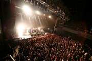 この日はアンコールを含め全15曲が演奏され、フリーライブとは思えないボリュームたっぷりの内容となった。
