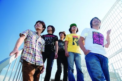 現在発売中の雑誌「splash!!」vol.2には、SCOOBIE DOの4人と曽我部恵一（写真右端）の座談会「CDが売れない時代のミュージシャンのあり方」が掲載されている。