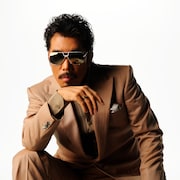 1980年からシャネルズやラッツ＆スターとして活動し、その後ソロアーティストとして四半世紀にわたってラブソングを歌い続けてきた鈴木雅之。