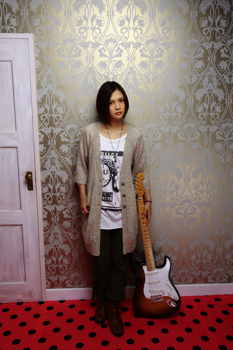 10月7日にニューシングル「It's all too much / Never say die」をリリースしたYUI。この作品は10月19日付のオリコンウィークリーランキング初登場1位を記録し、彼女は女性シンガーソングライターとしては松任谷由実、宇多田ヒカルに続いて史上3人目となるシングル3作連続首位の快挙を成し遂げた。