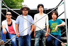 ボーカル・松本素生のソロプロジェクトSxOxUが12月2日に1stアルバム「SxOxU」をリリースし、ドラマー・河野丈洋が12月25日にミニアルバム「CRAWL」を発表するなど、メンバーのソロ活動が活発なGOING UNDER GROUND。メロン記念日を相手にどのようなコラボを展開するのか気になるところ。