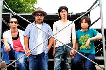 12月にはソロプロジェクト“SxOxU”としてミニアルバム「SxOxU」をリリースした松本（写真左より2番目）。この作品ではヒダカトオル（BEAT CRUSADERS）をプロデューサーに迎えている。