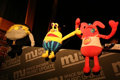 「MUSIC UPDATE」視聴者にはおなじみのマペットが勢ぞろい。