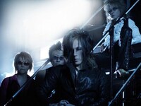 MINATO（写真左から2番目）不参加は残念な限りだが、ライブ当日は新作からの楽曲や往年の名曲など、DEAD ENDの世界観を存分に堪能することができそうだ。
