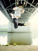 河原でものすごい跳躍力を見せるかせきさいだぁ≡。ちなみにかせきさいだぁ≡の「≡」は「ごうどう」で変換できる。