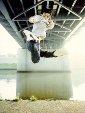 河原でものすごい跳躍力を見せるかせきさいだぁ≡。ちなみにかせきさいだぁ≡の「≡」は「ごうどう」で変換できる。