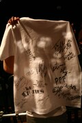 イベント終演時、抽選でオーディエンスにプレゼントされた出演者のサイン入りTシャツ。