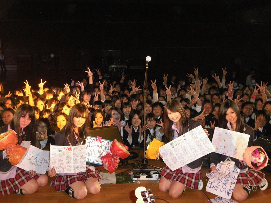 現役“サカジョ”生と記念撮影するSCANDAL。