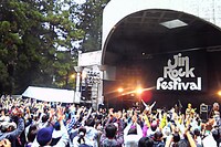 写真は10月18日に新潟で開催された「JIN ROCK FESTIVAL」出演時の様子。この日はサポートベースとキーボードを含む4人編成でパフォーマンスが行われた。