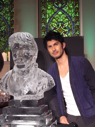 写真は10月19日に札幌・宮の森フランセス教会で行われたラジオ公開収録の模様。ニューシングル「僕は君に恋をする」がライブ初披露された。サプライズで平井堅をかたどった氷像が登場すると平井は「非常に感激しましたが、ちょっと顔が大きめだった気がします」と感想を語った。