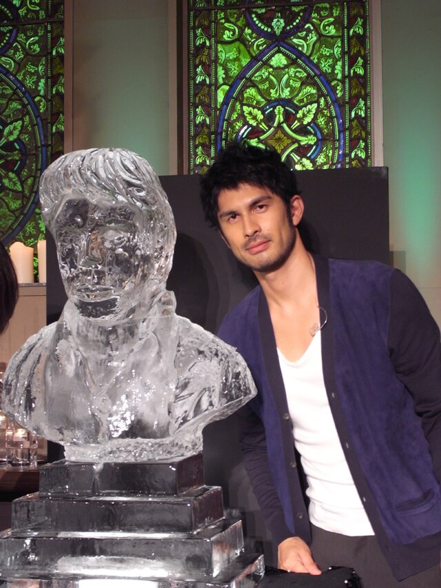 写真は10月19日に札幌・宮の森フランセス教会で行われたラジオ公開収録の模様。ニューシングル「僕は君に恋をする」がライブ初披露された。サプライズで平井堅をかたどった氷像が登場すると平井は「非常に感激しましたが、ちょっと顔が大きめだった気がします」と感想を語った。