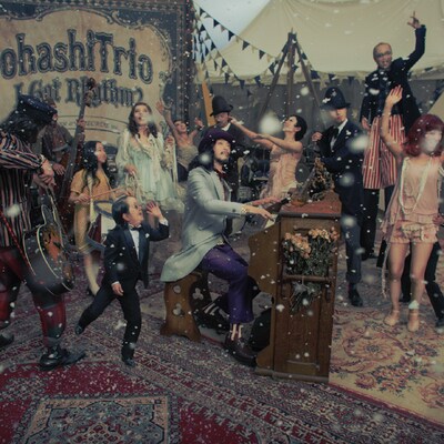 特集ページはライブ写真も満載。ファンはぜひチェックしてみよう（写真は「I Got Rhythm?」ジャケット）。