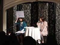 頭上にフリップを掲げて知られざるエピソードを次々と話すつじあやの（写真左）。