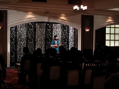 アットホームなライブ空間。会場となった八芳園は普段、結婚披露宴や式典、講演会、パーティなどに利用されている。