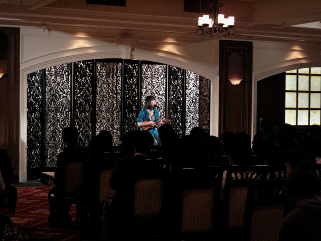 アットホームなライブ空間。会場となった八芳園は普段、結婚披露宴や式典、講演会、パーティなどに利用されている。