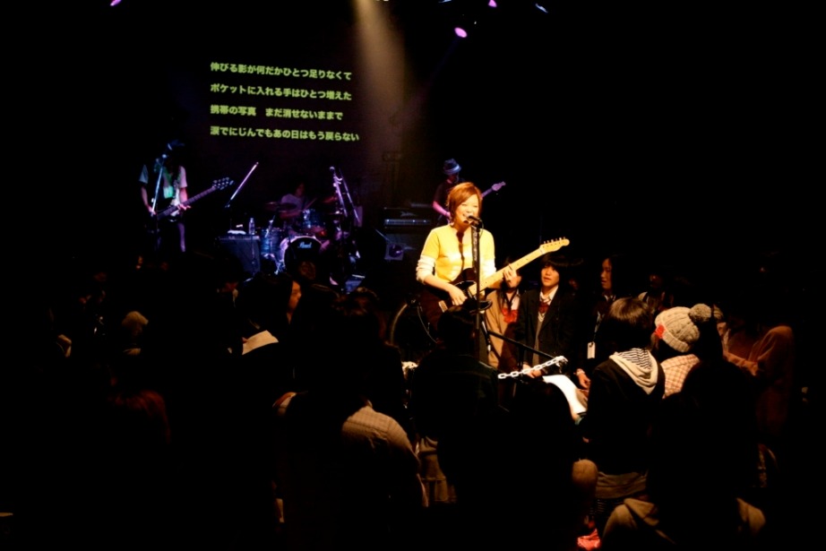 パワフルな歌声を会場いっぱいに響かせた弓木英梨乃。ライブでは来年リリース予定という新曲も披露された。