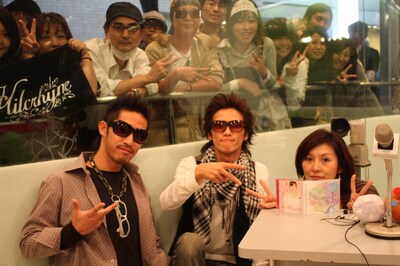 スタジオ前に殺到したファンを前に、地元トークで盛り上がったヒルクライムの2人。