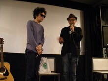 前野健太（左）とあがた森魚（右）はこの日が初対面。