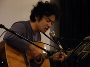 「青い部屋」は前野があがた森魚やはっぴいえんどなどをよく聴いていた21歳頃に作った楽曲とのこと。