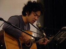 写真は昨年10月に行われた、映画「あがた森魚ややデラックス」の公開を記念したイベントで歌う前野健太。