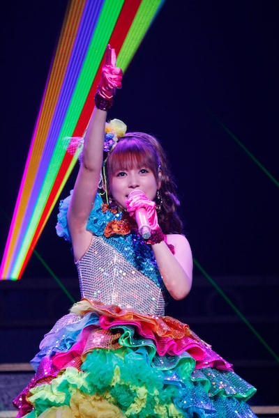 総スパンコールの虹色ドレスをまとったしょこたん。ライブの様子は「しょこたん☆ぶろぐ」でも紹介されているので、そちらもチェックを。