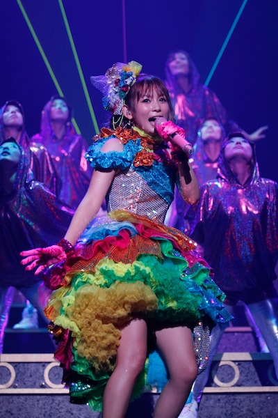 運動の苦手なしょこたんだが、武道館ではダンサーを従えたにぎやかなダンスも披露した。