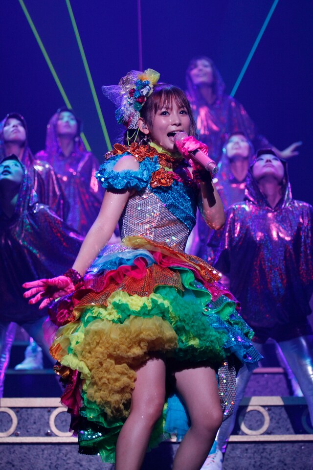 運動の苦手なしょこたんだが、武道館ではダンサーを従えたにぎやかなダンスも披露した。