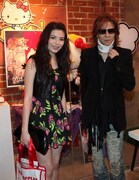 YOSHIKIと女優、アーティストのミランダ・コスグローブ。