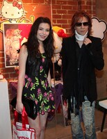 YOSHIKIと女優、アーティストのミランダ・コスグローブ。