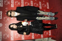 YOSHIKI（右）と彼がプロデュースする新バンドのメンバー（左）。バンドの詳細は現時点では非公開だが、続報が待たれるところだ。