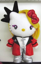 YOSHIKIとハローキティのコラボが実現した第2弾「yoshikitty」。ハードな衣装とメイクで変身したキティはインパクトたっぷり。発売は今年12月の予定。